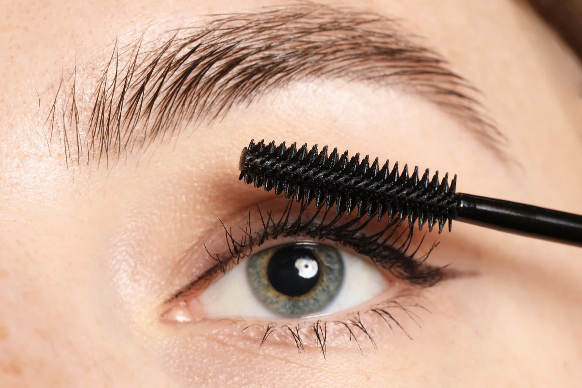 woman using mascara